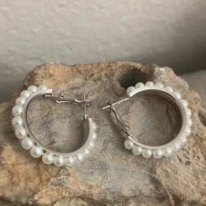 5/$10❤️❤️❤️New Silver Tone Zinc Alloy Faux Pearl Hoop Lever Back Post Earrings